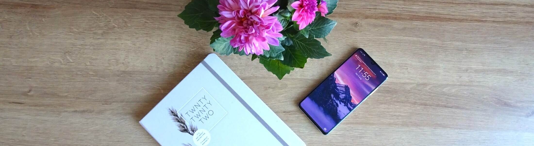 Flatlay met plant, agenda en telefoon voor webpagina over e-mailmarketing